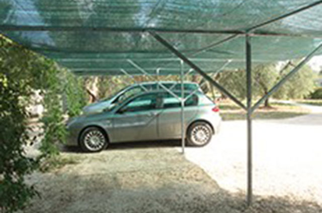 Parcheggio privato ombreggiato